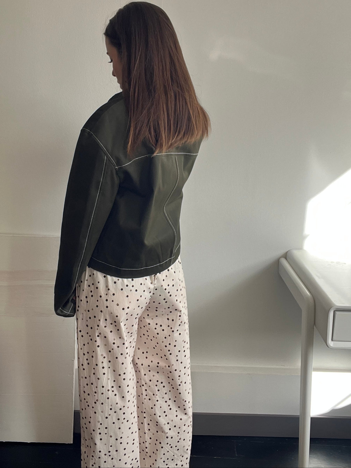 Veste kaki slow fashion femme – détail surpiqûres beige et doublure rayée – Rouge Garance