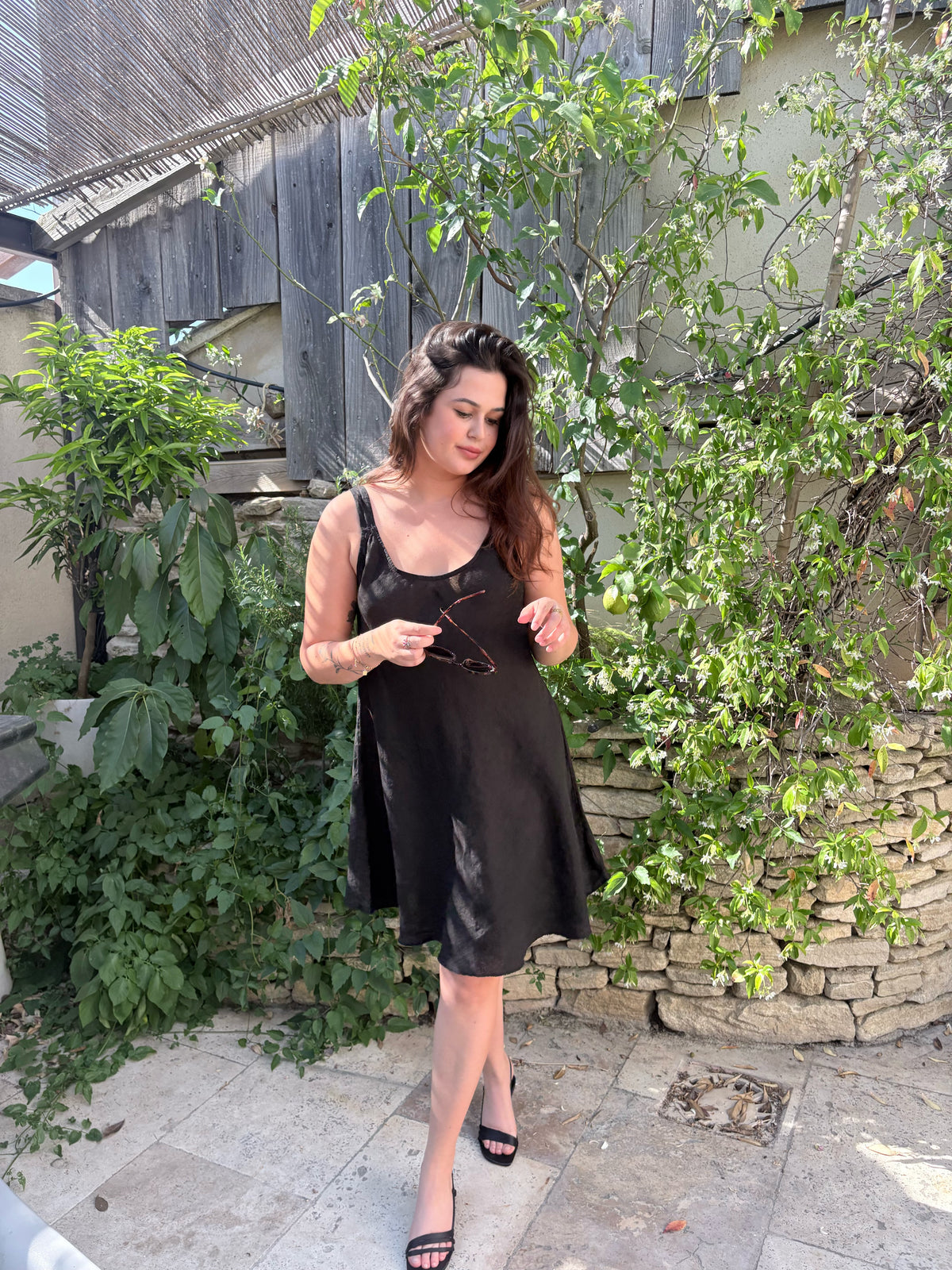 Robe midi femme noire en lin, vue portée