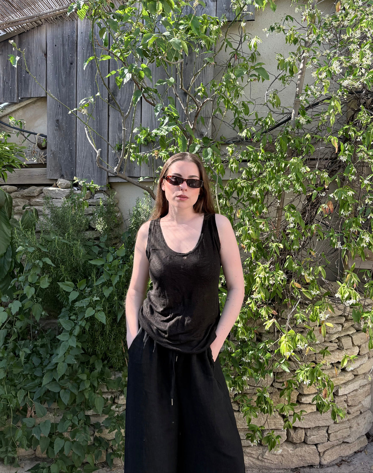 Débardeur femme noir en lin, porté de face