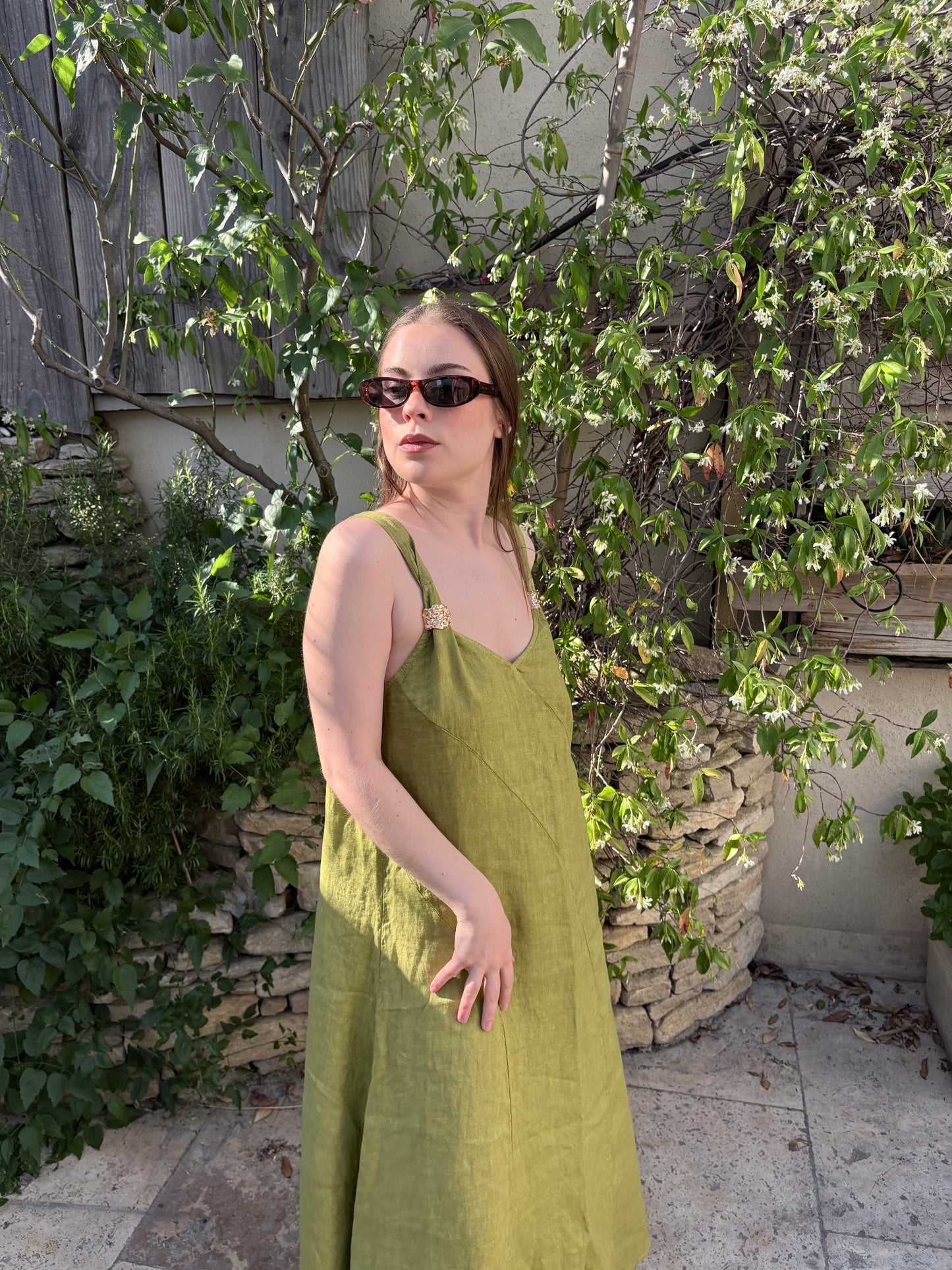 Robe longue en lin avec bijoux aux bretelles