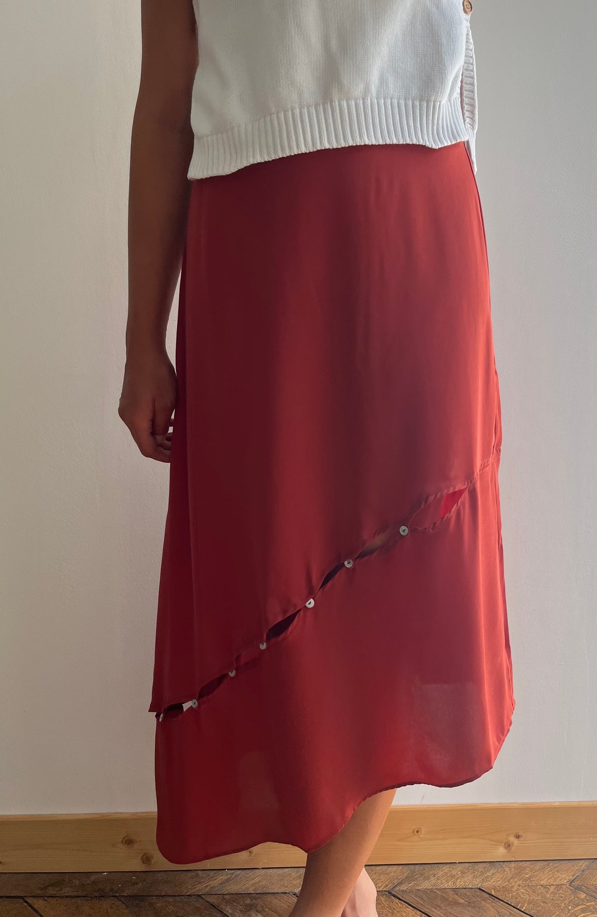 Jupe asymétrique terracotta fabriquée au Portugal en polyester recyclé