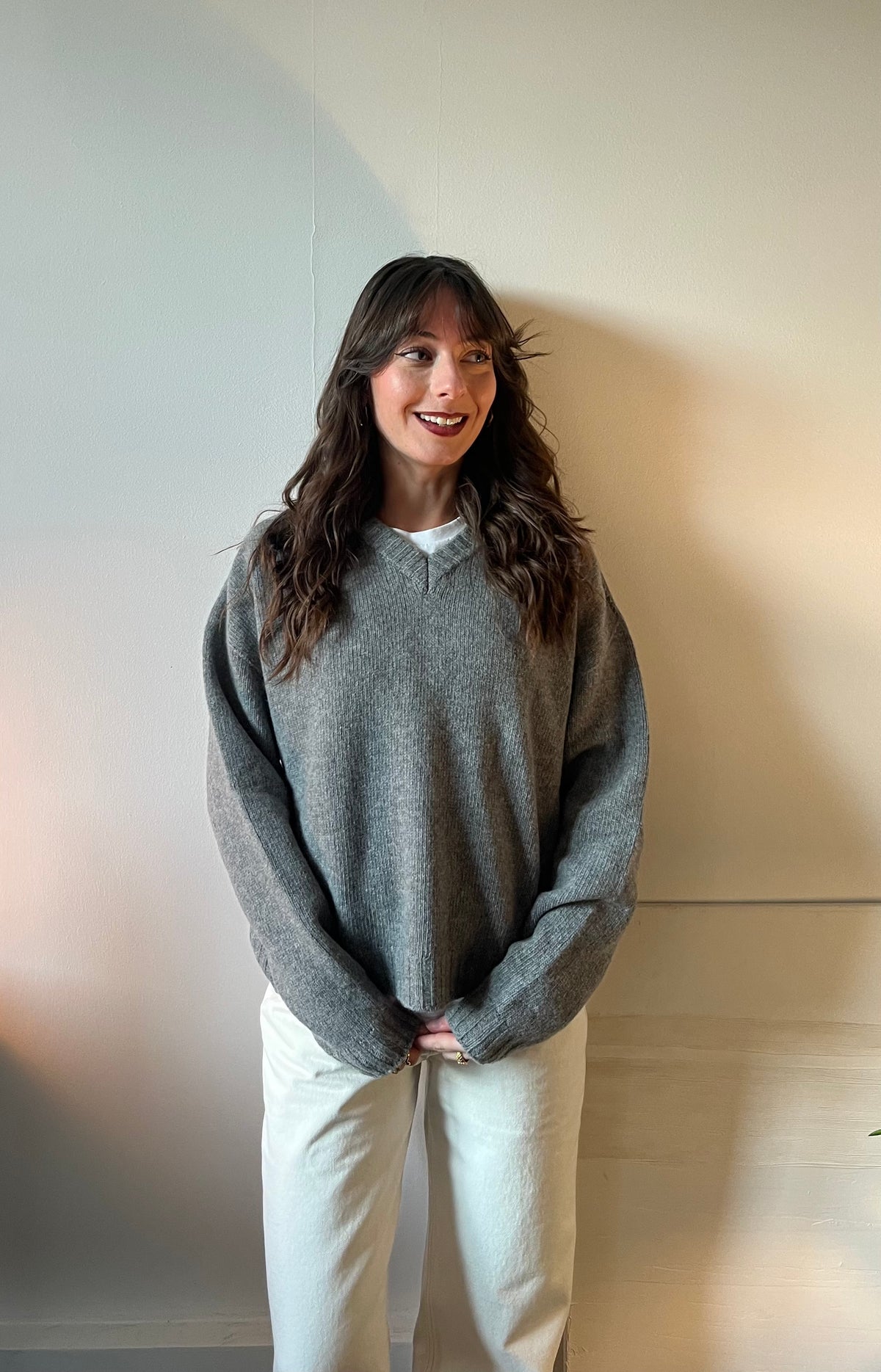 Pull col V gris foncé – 100% laine mérinos superfine