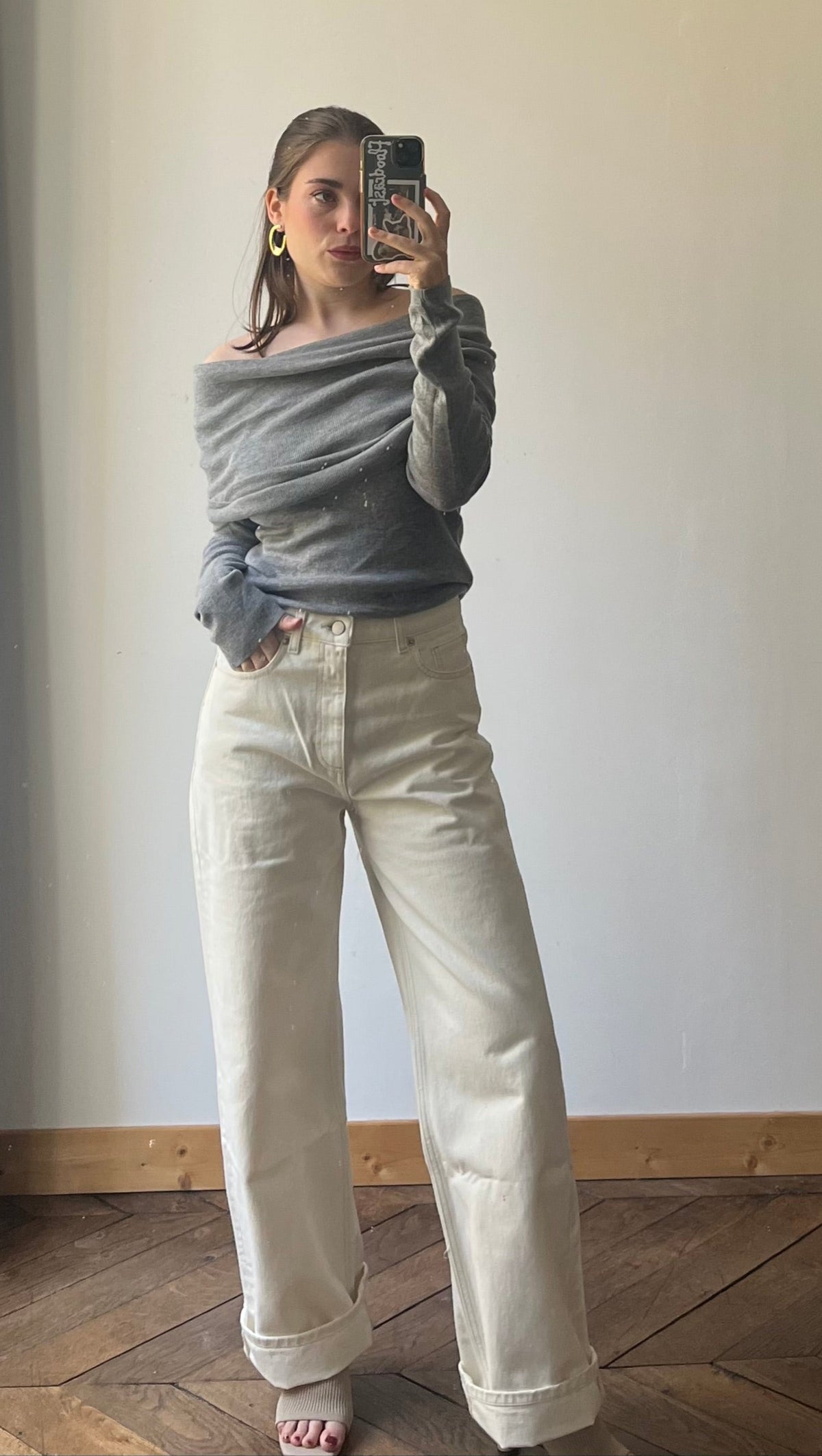 Jean femme taille haute écru en coton, coupe flare, fabriqué en Italie.
