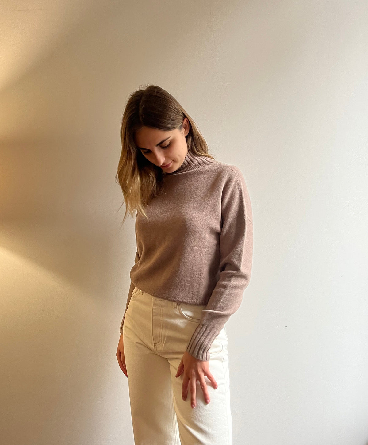 Pull femme col montant taupe en coton, laine et cachemire fabriqué en Italie – maille côtelée douce.