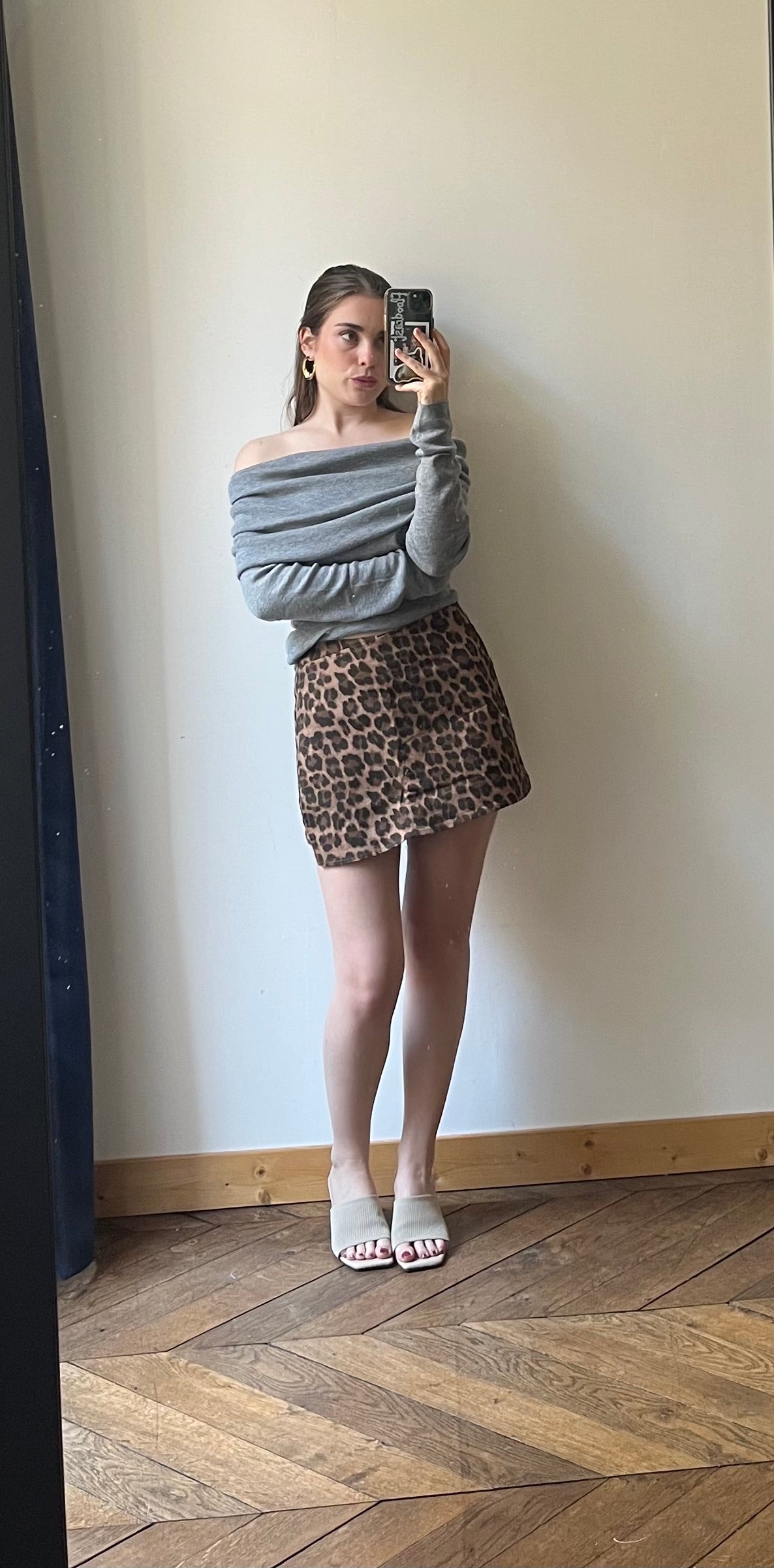 Pull femme à épaules dénudées gris clair en maille fine coton et viscose, fabriqué en France.