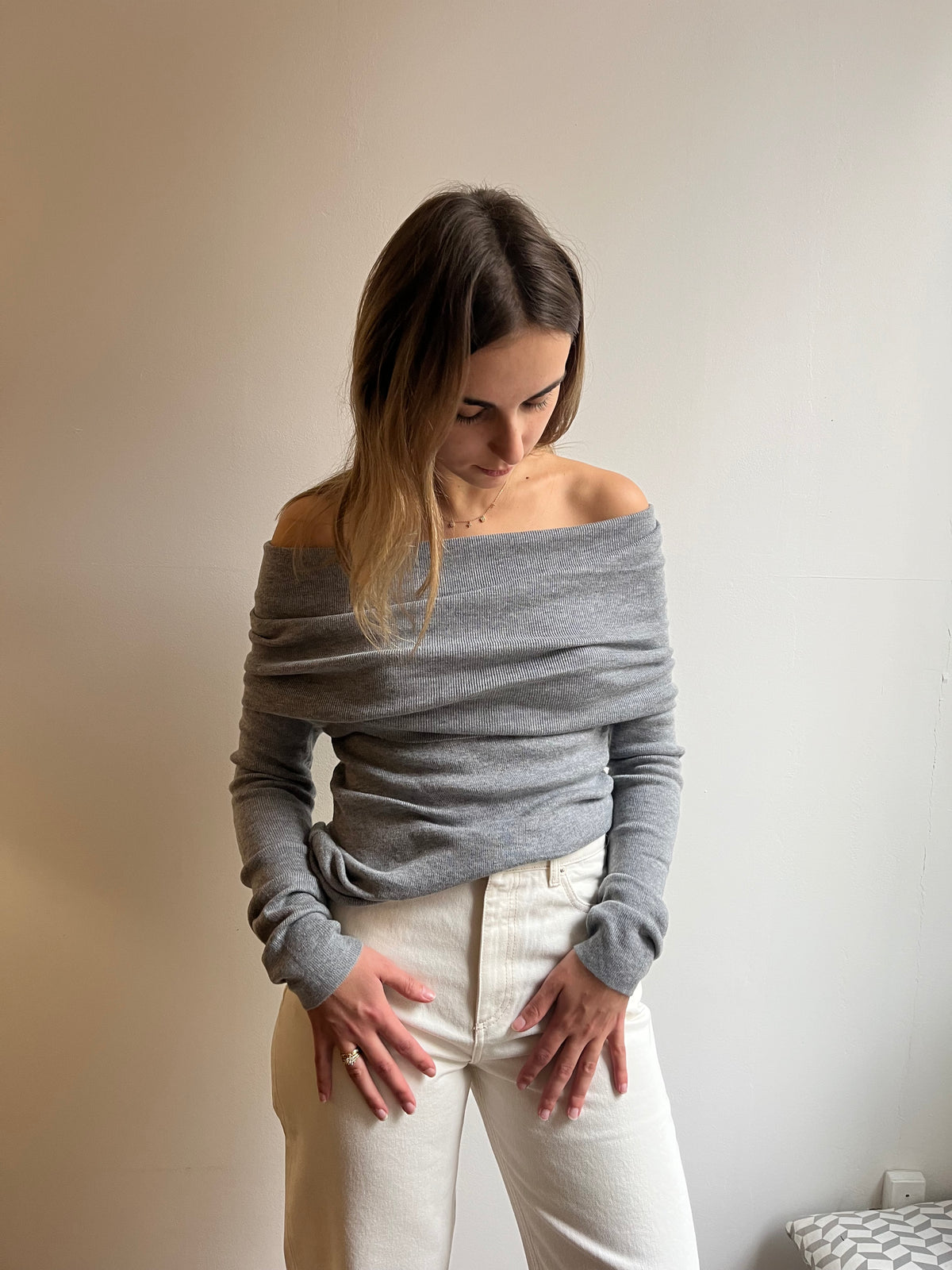 Pull femme à épaules dénudées gris clair en maille fine coton et viscose, fabriqué en France.