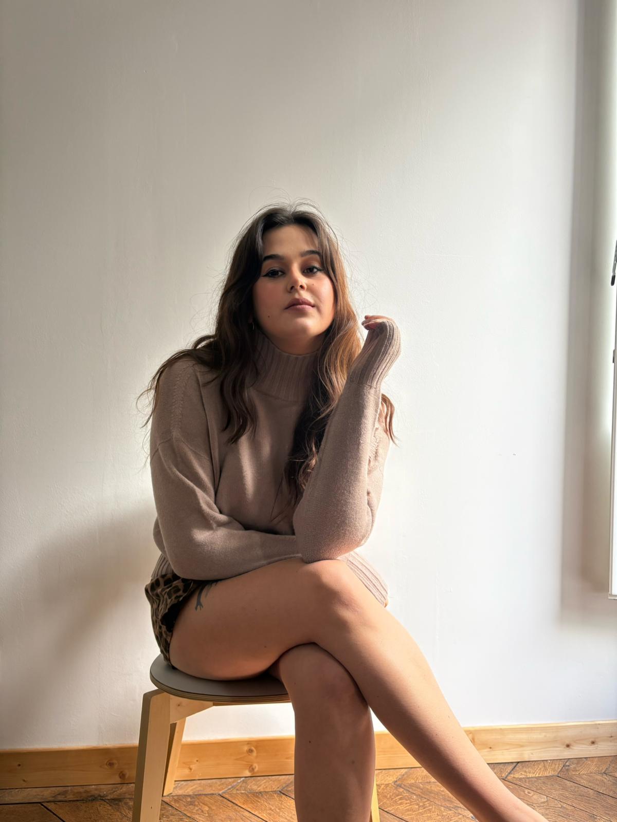 Pull femme col montant taupe en coton, laine et cachemire fabriqué en Italie – maille côtelée douce.