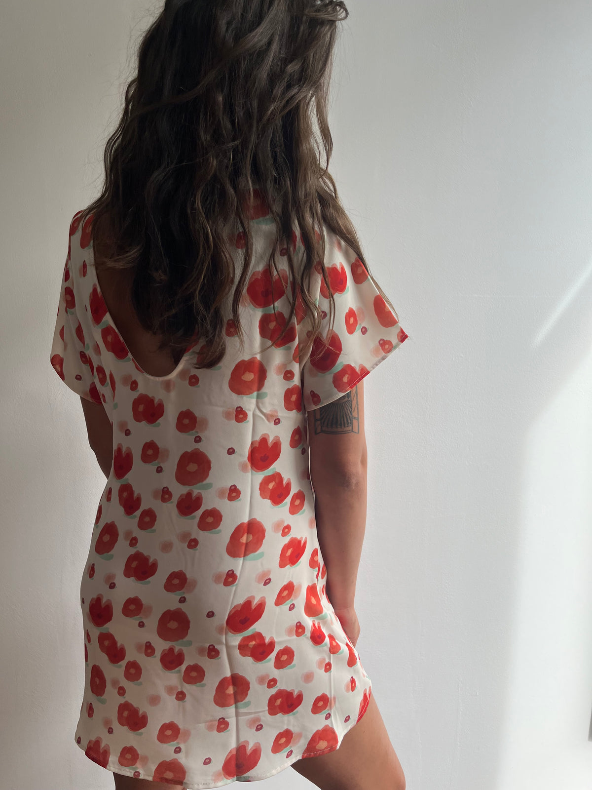 Robe courte imprimée fleurie rouge fabriquée au Portugal en polyester recyclé