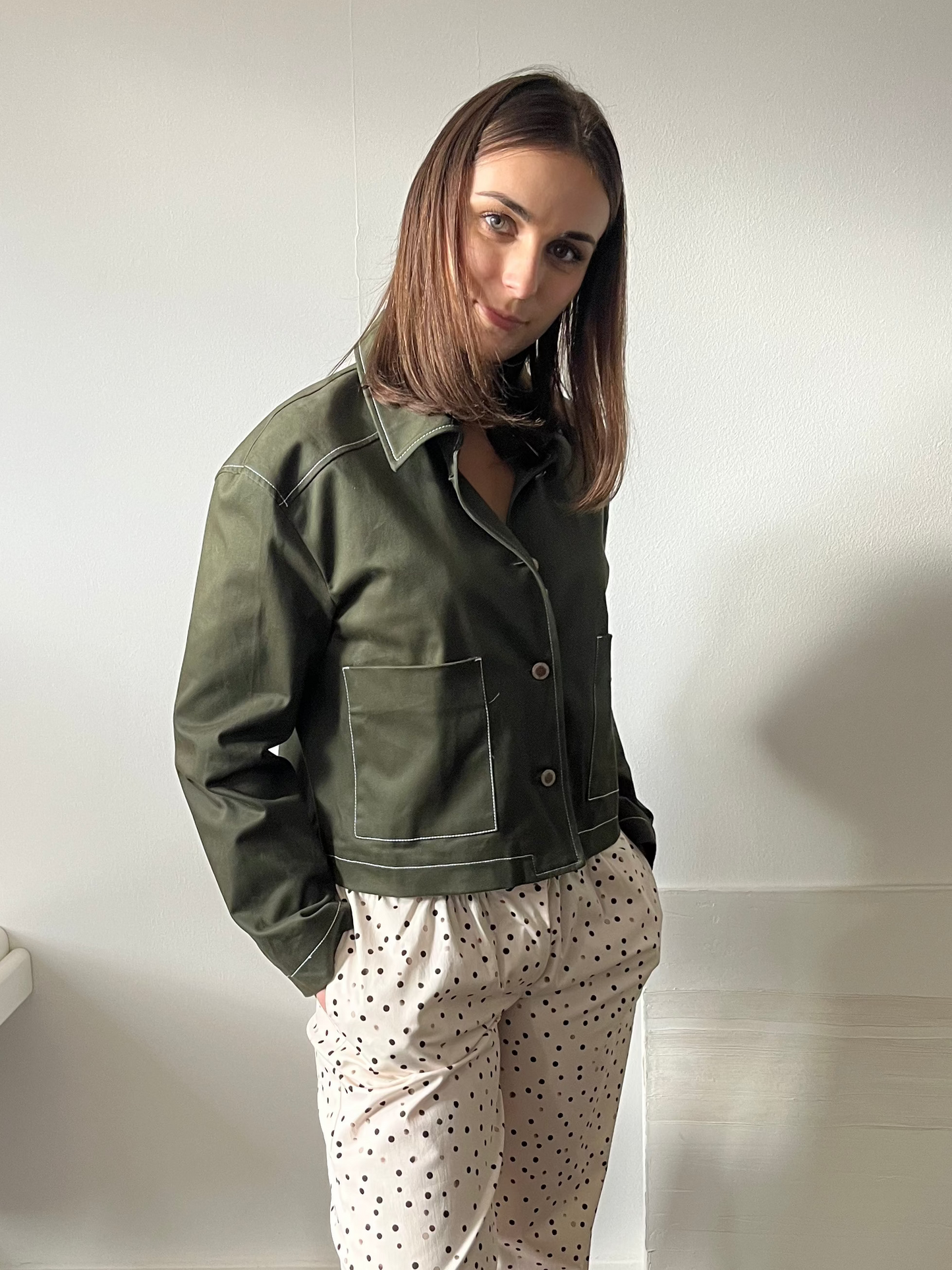 Veste kaki slow fashion femme – détail surpiqûres beige et doublure rayée – Rouge Garance