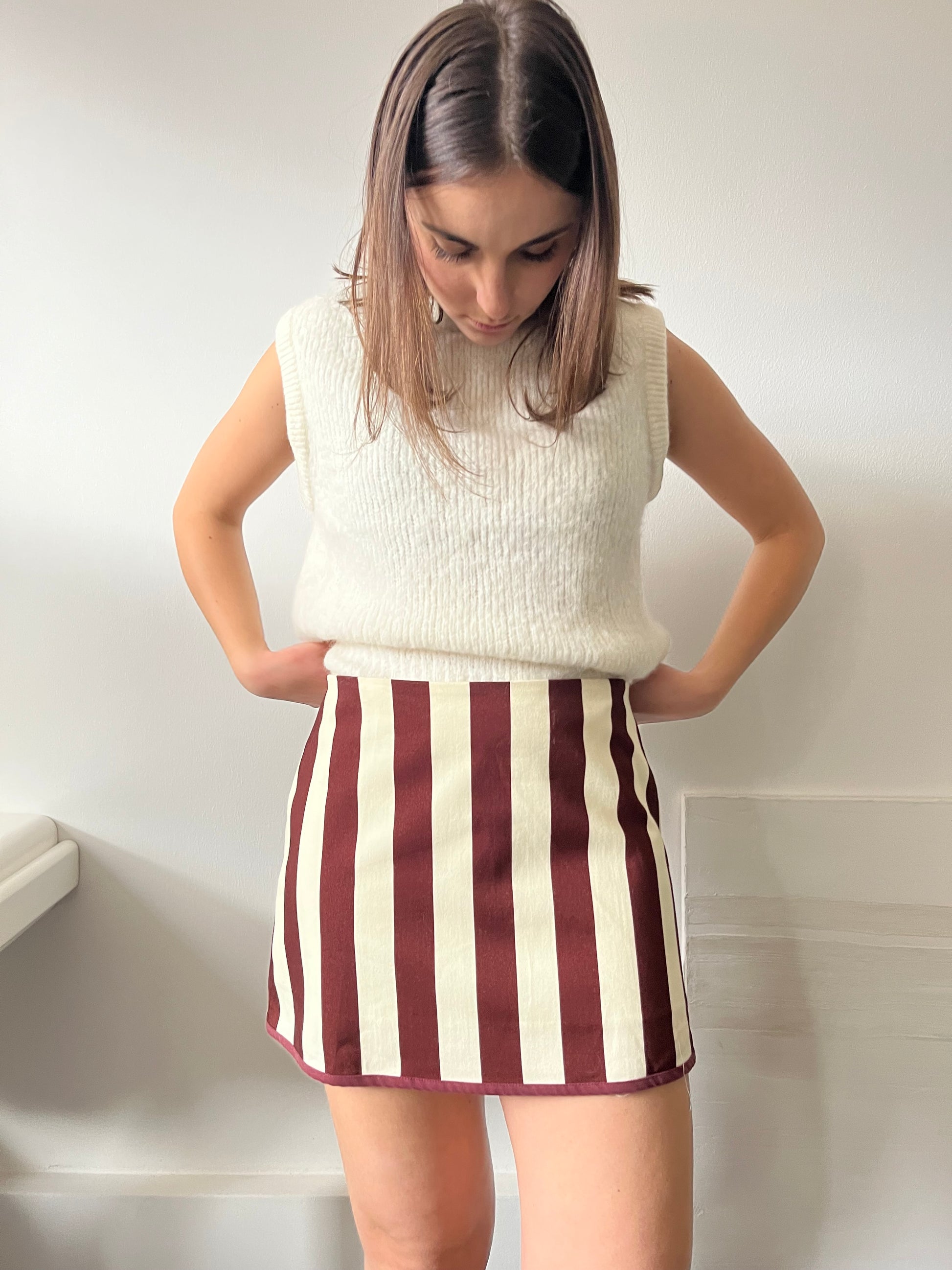 Jupe slow fashion femme – détail passepoil ourlet et zip invisible – Rouge Garance