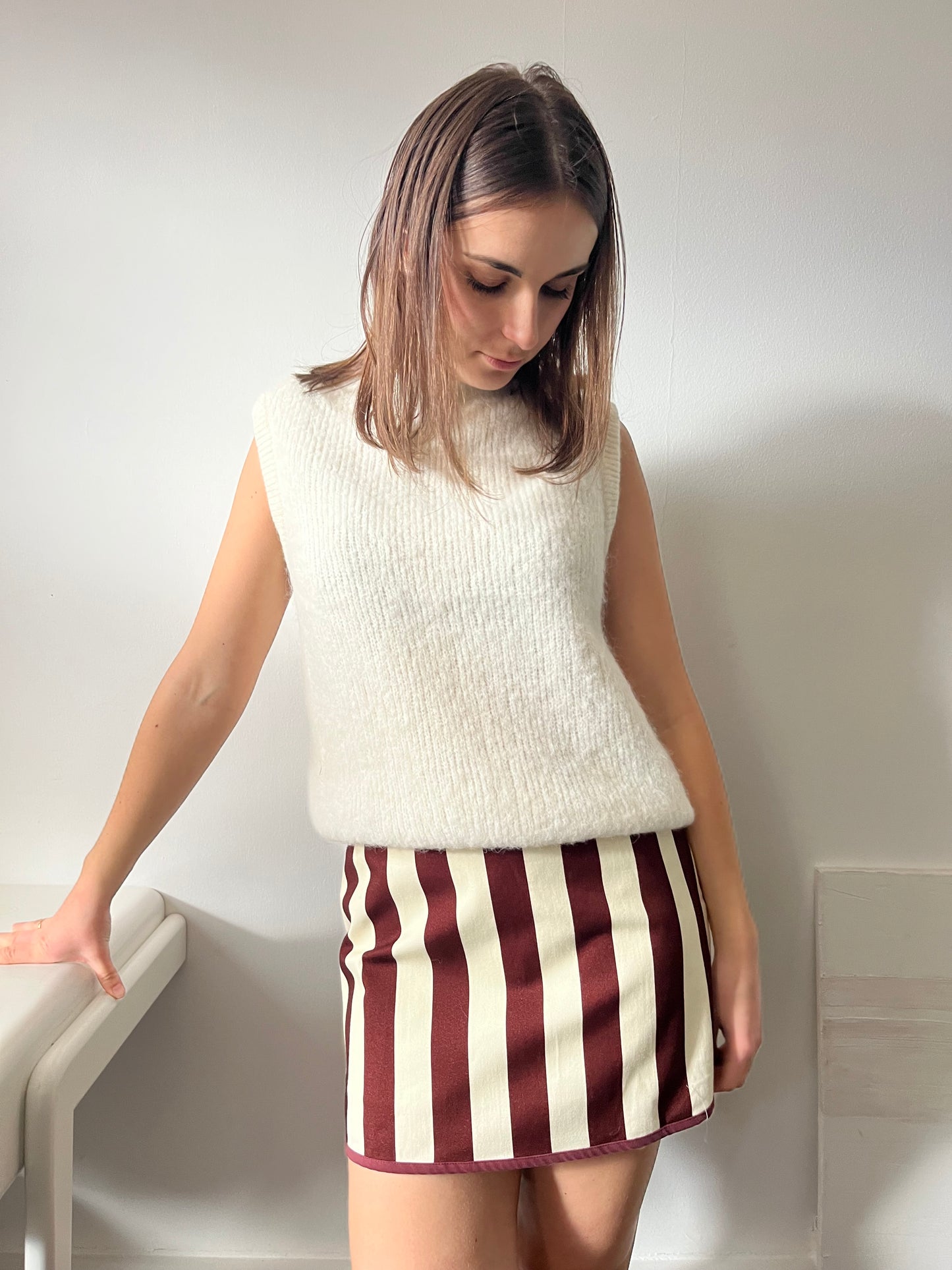 Jupe slow fashion femme – détail passepoil ourlet et zip invisible – Rouge Garance