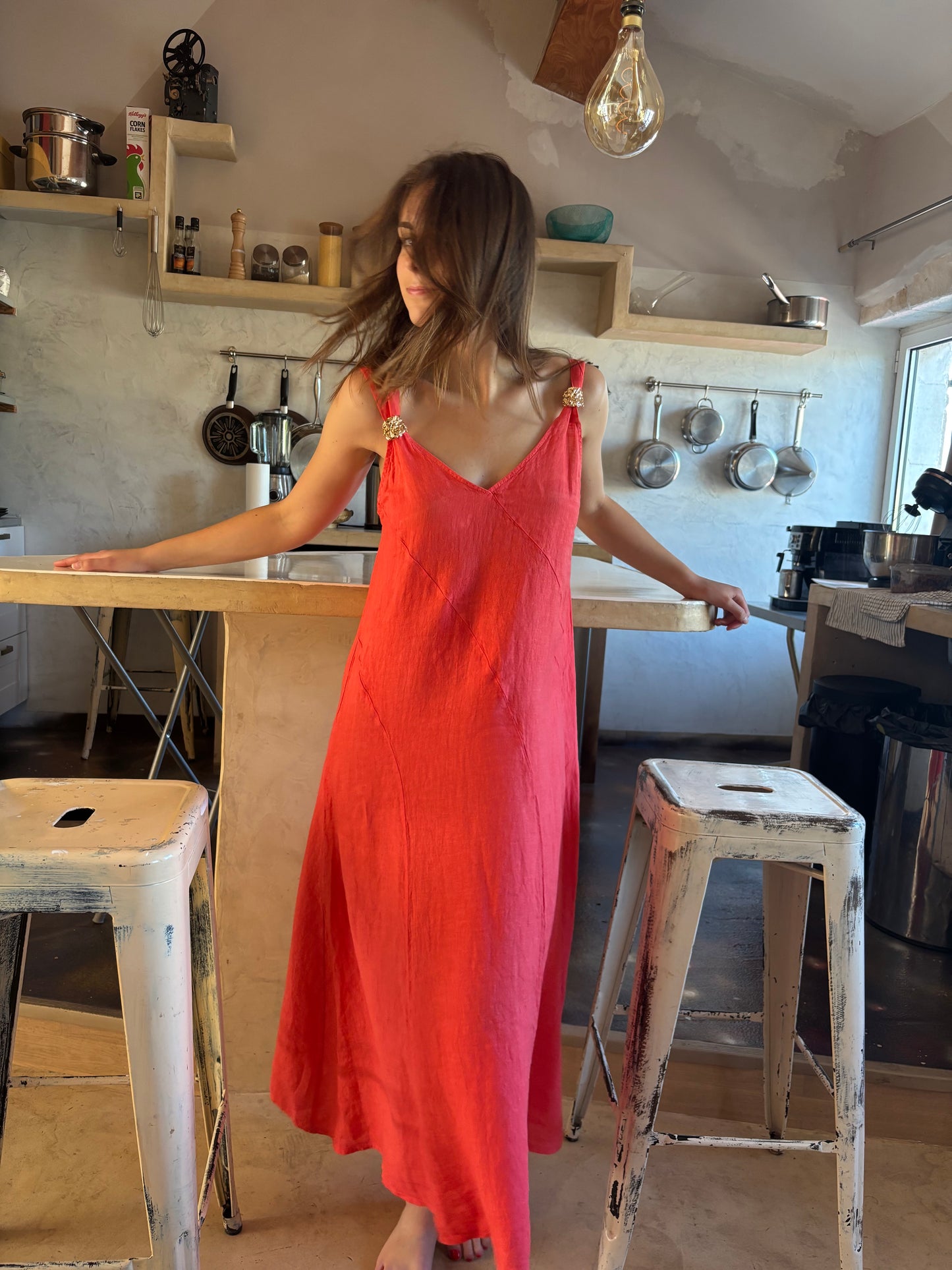 Robe longue en lin avec bijoux aux bretelles