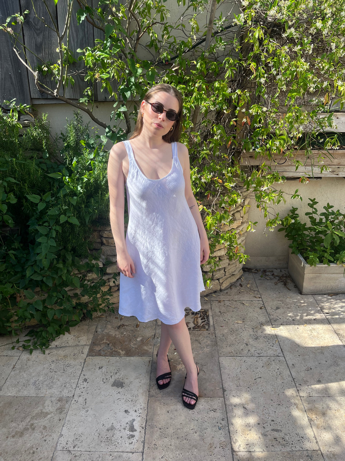 Robe midi blanche en 100% lin, portée de face