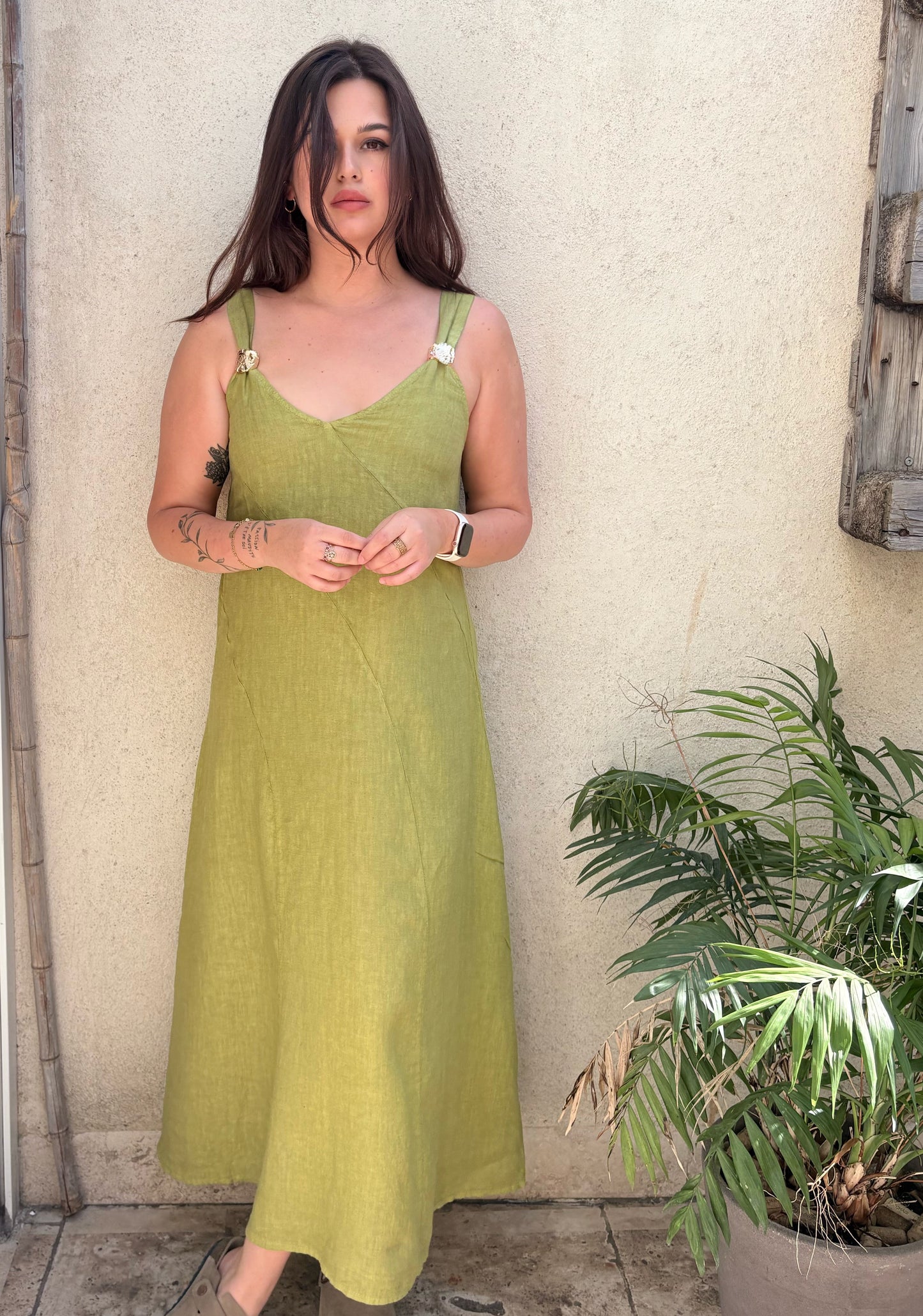 Robe longue en lin avec bijoux aux bretelles