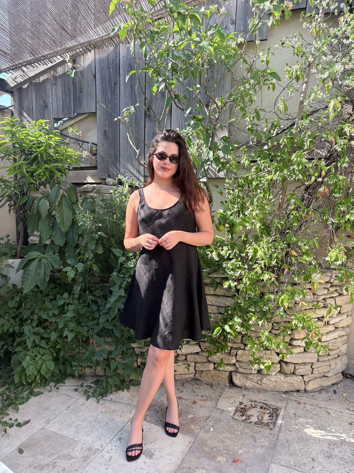 Robe midi femme noire en lin, portée de face