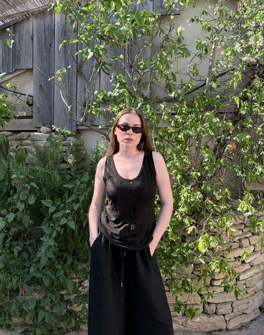 Débardeur femme noir en lin, porté de face