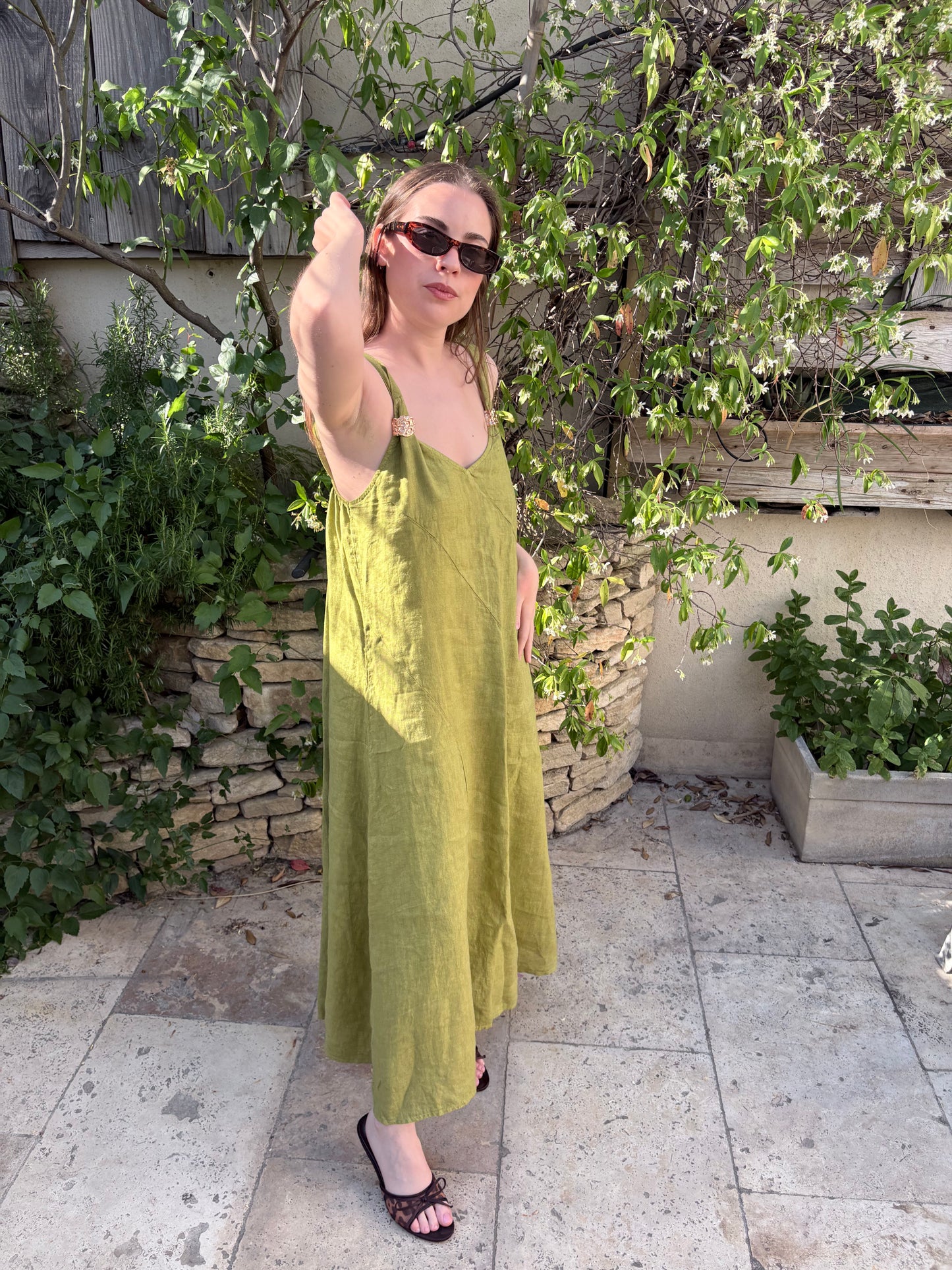 Robe longue en lin avec bijoux aux bretelles