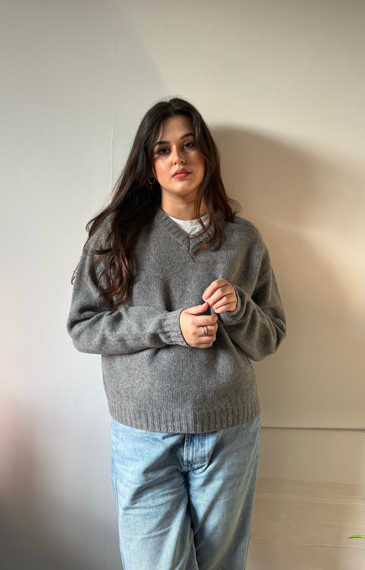 Pull col V gris foncé  – 100% laine mérinos superfine